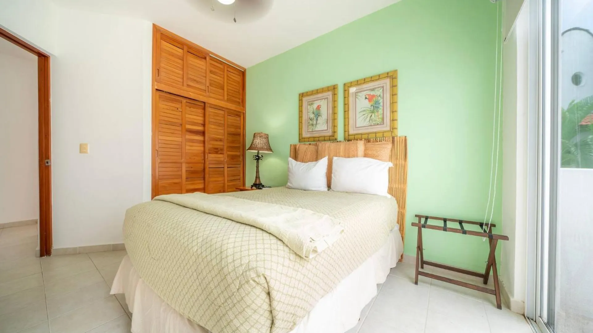3 Bedroom Condo With Pool - Playacar Phase II - At Quintas Pakal Complex 21 Playa del Carmen Semesterbostad